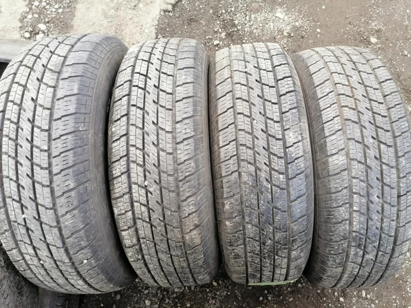 Гуми Зимни 235/75R15, снимка 1 - Гуми и джанти - 31638506