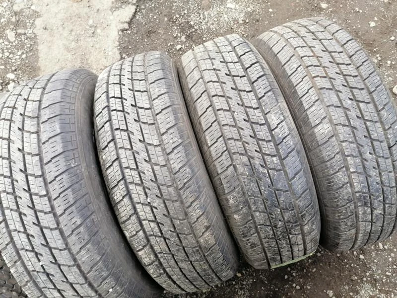 Гуми Зимни 235/75R15, снимка 2 - Гуми и джанти - 31638506