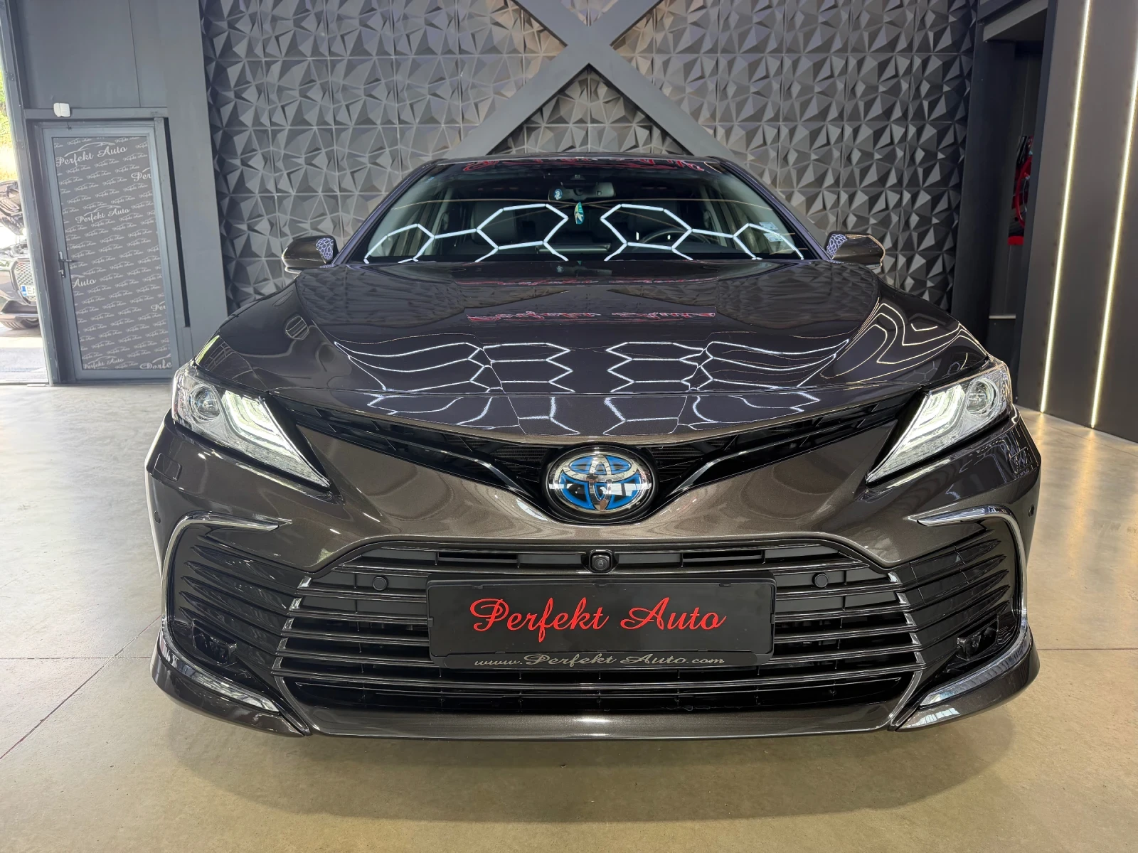 Toyota Camry 2.5 HYBRID 4WD * HEAD UP * 360 ������ * �������� | Mobile.bg � ����������� 2