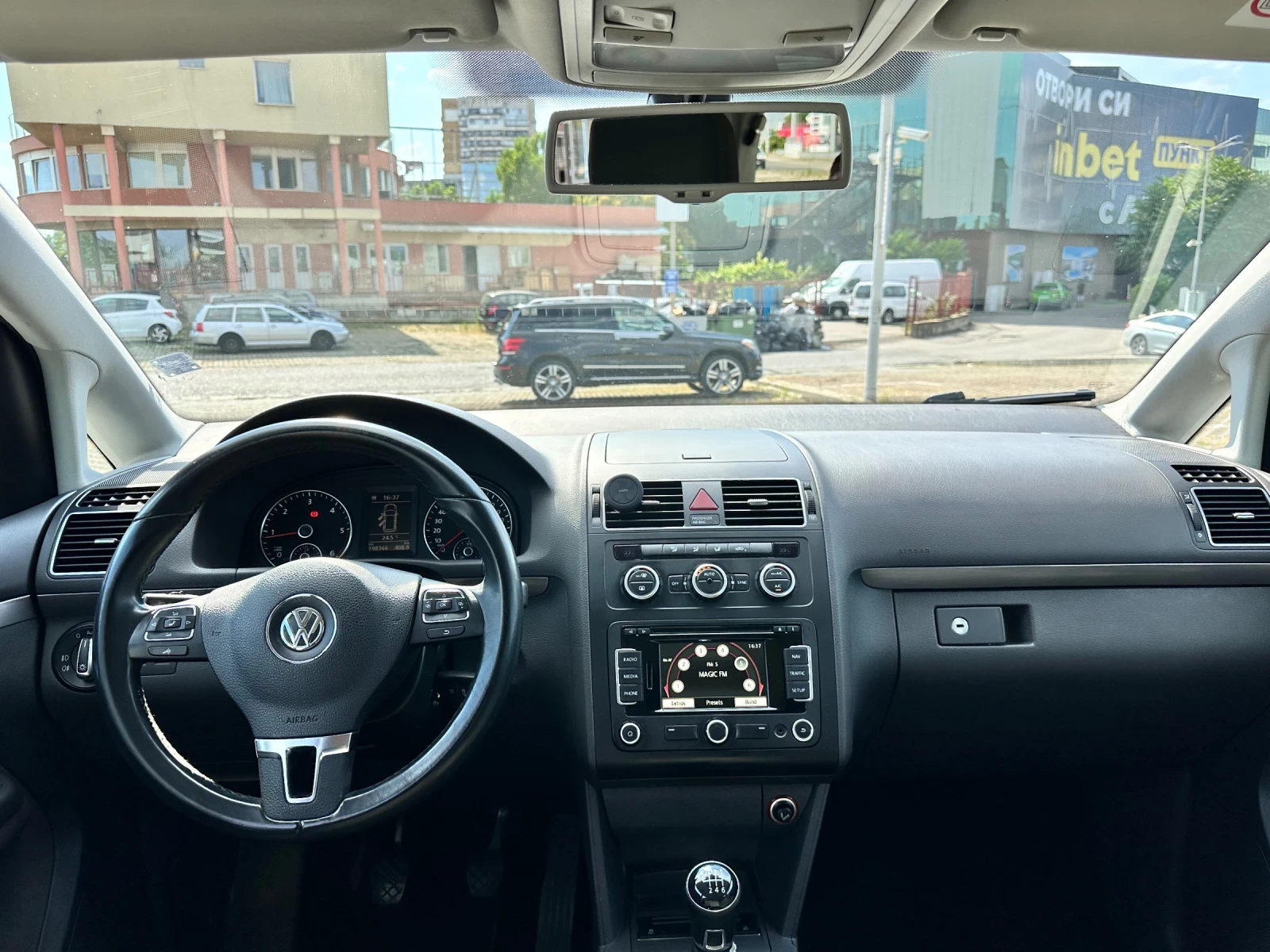 VW Touran Перфектно тех. състояние , снимка 12 - Автомобили и джипове - 55577353