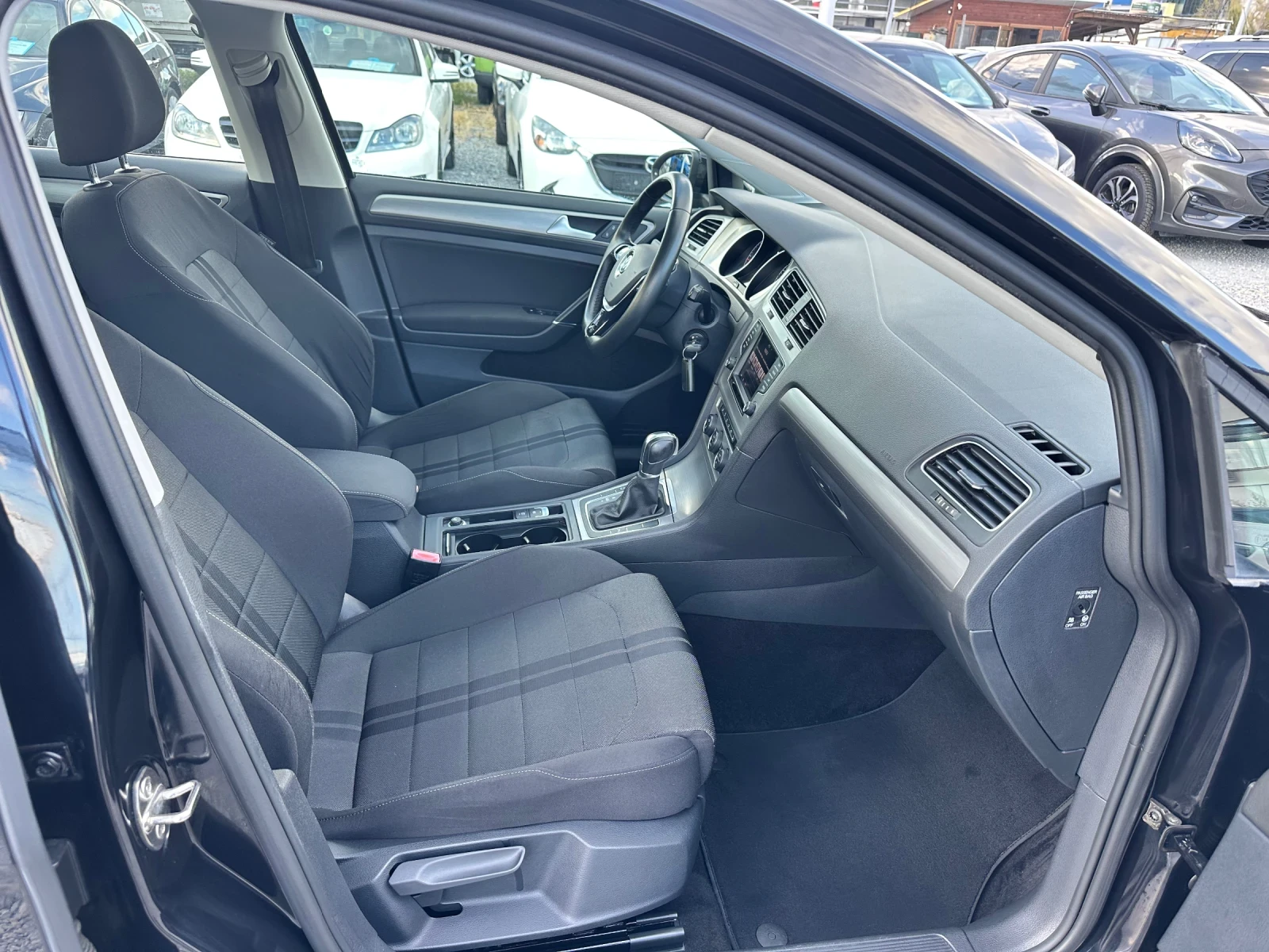 VW Golf 1.6 TDI, снимка 10 - Автомобили и джипове - 56201004