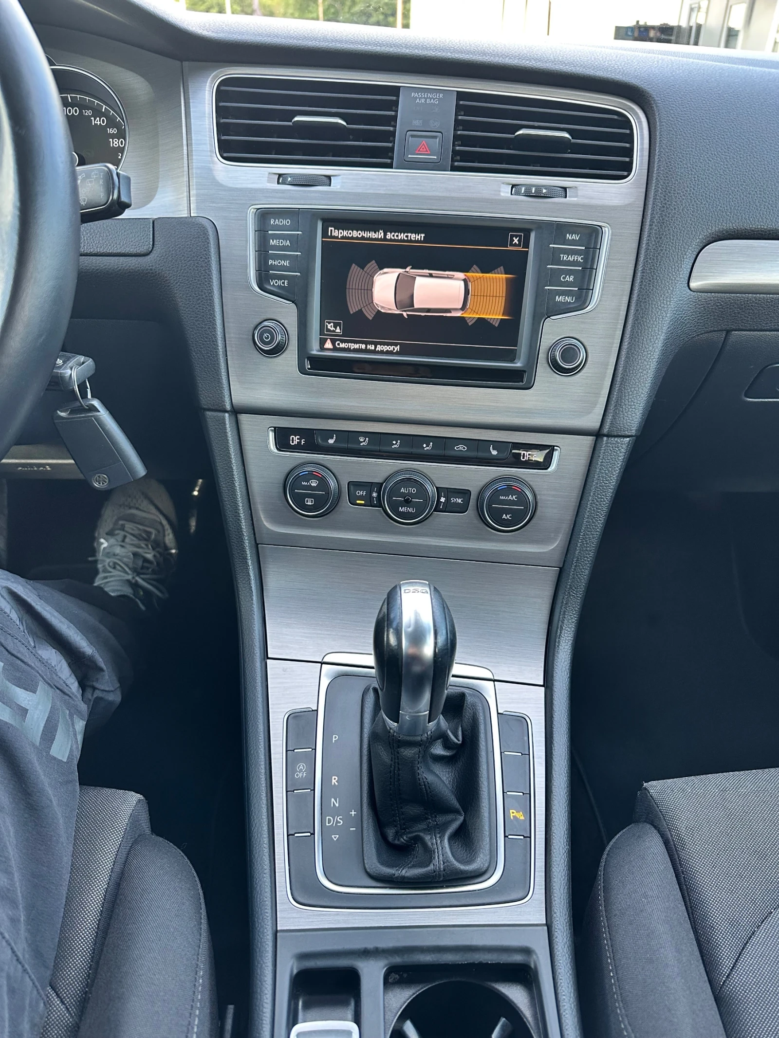 VW Golf 1.6 TDI, снимка 17 - Автомобили и джипове - 56201004