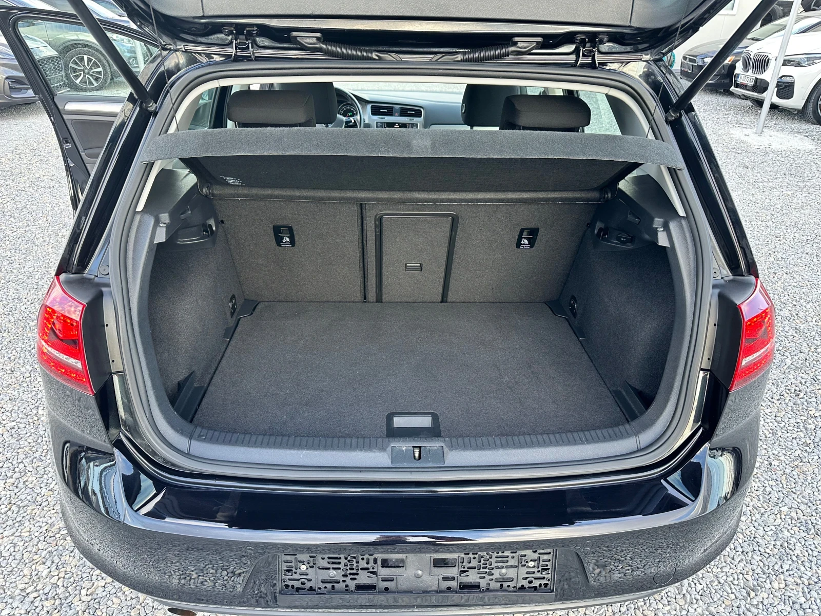 VW Golf 1.6 TDI, снимка 13 - Автомобили и джипове - 56201004