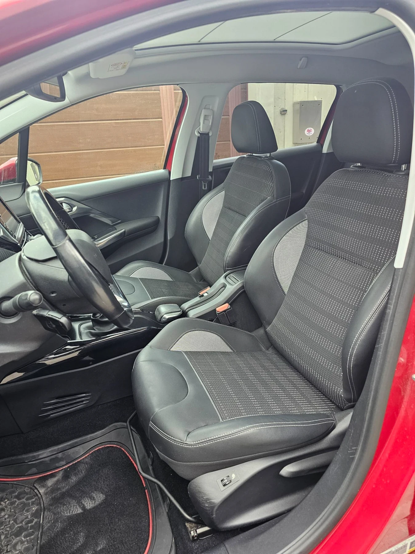 Peugeot 2008 1.6 Blue HDI Allure Panorama 120 коня, снимка 9 - Автомобили и джипове - 56203194