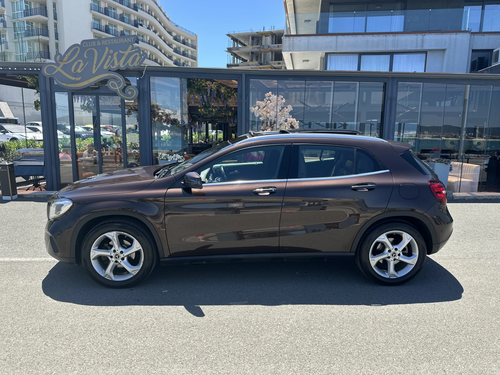 Mercedes-Benz GLA 200 d /4 MATIC/FACELIFT/PANORAMA/KEYLESS/CAR PLAY/LED, снимка 4 - Автомобили и джипове - 55078094