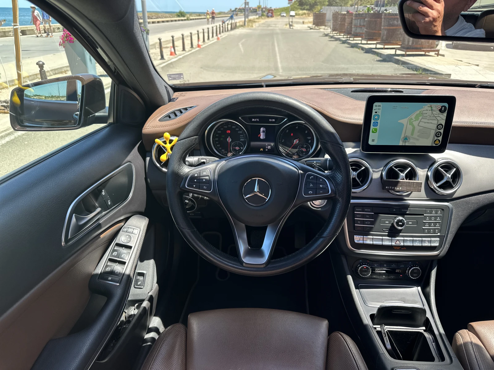 Mercedes-Benz GLA 200 d /4 MATIC/FACELIFT/PANORAMA/KEYLESS/CAR PLAY/LED, снимка 13 - Автомобили и джипове - 55078094