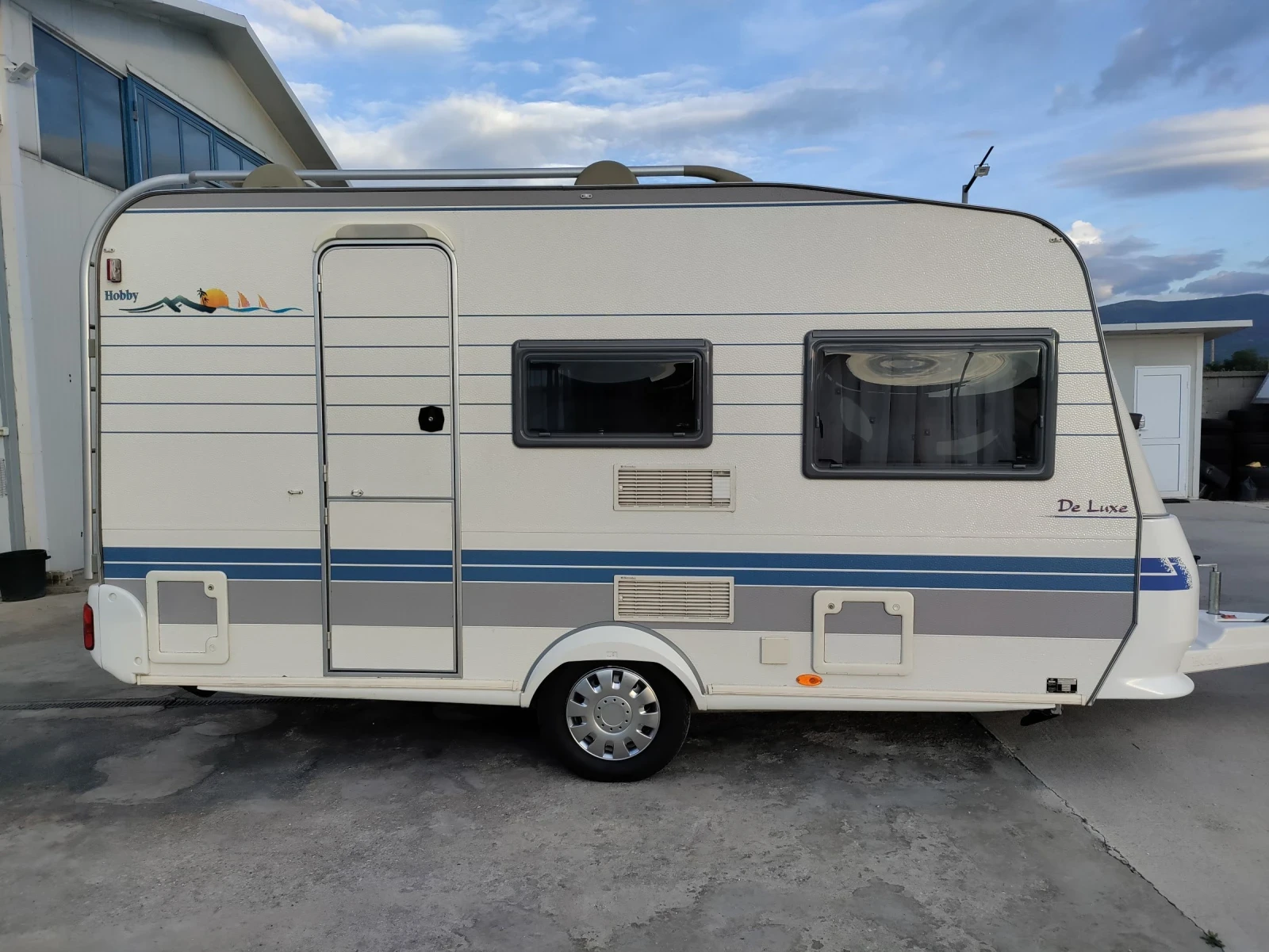 Каравана Hobby DeLuxe 400 Форселт Бойлер Като Нова Регистрирана  - изображение 2