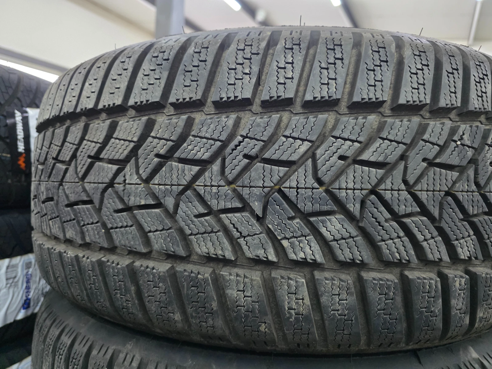 Гуми Зимни 225/45R17, снимка 3 - Гуми и джанти - 54986830