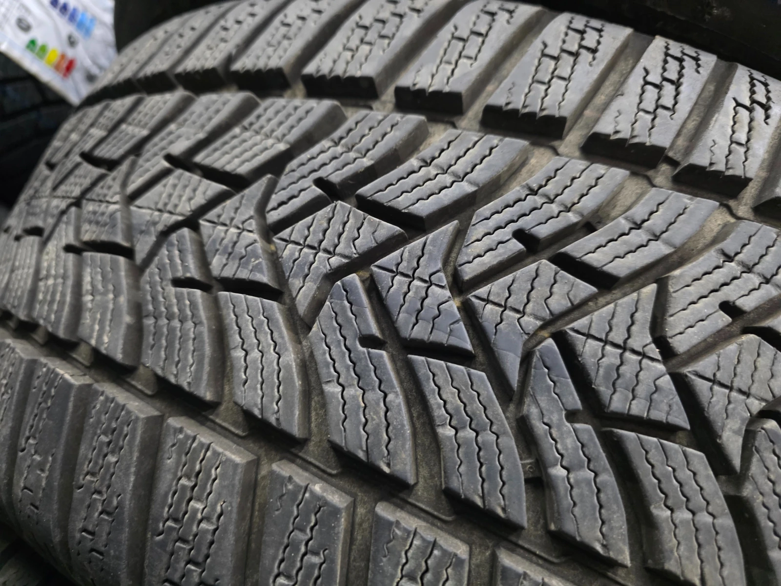 Гуми Зимни 225/45R17, снимка 2 - Гуми и джанти - 54986830