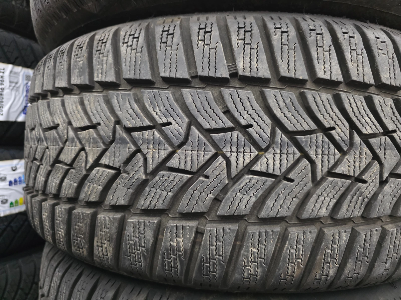 Гуми Зимни 225/45R17, снимка 4 - Гуми и джанти - 54986830