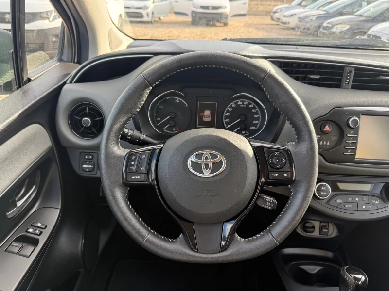 Toyota Yaris 1.5 HYBRID/SERVICE BOOK, снимка 11 - Автомобили и джипове - 48101712