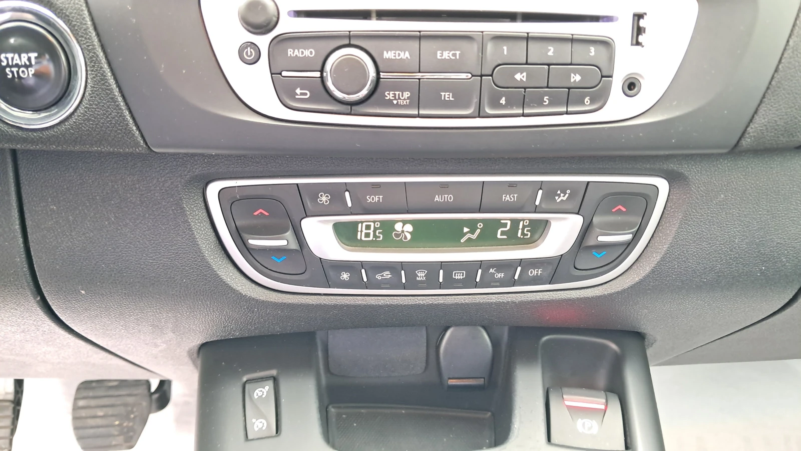 Renault Scenic FULL РЕАЛ КМ 7-МЕСТА ИЗКЛЮЧИТЕЛЕН СЕРВ КНИЖК УНИКТ, снимка 12 - Автомобили и джипове - 12363859