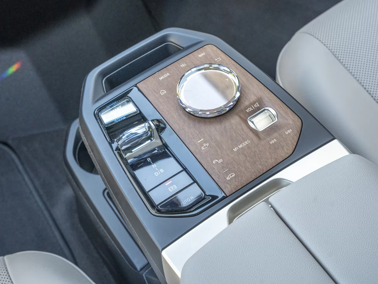 BMW iX 50/523HP/SPORT/PANO/360/ACC/854z, снимка 14 - Автомобили и джипове - 55936758