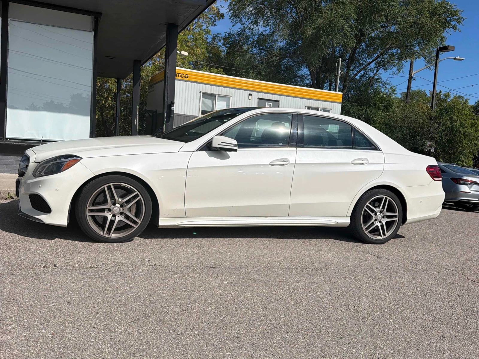 Mercedes-Benz E 500  * CARFAX * БЕЗ ПЪРВОНАЧАЛНА ВНОСКА, снимка 2 - Автомобили и джипове - 56134650