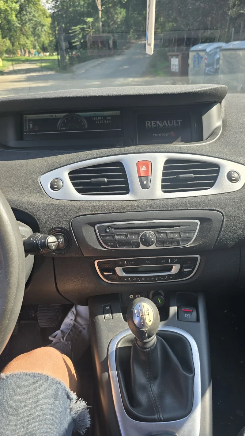 Renault Scenic 1.6i, снимка 9 - Автомобили и джипове - 48318974