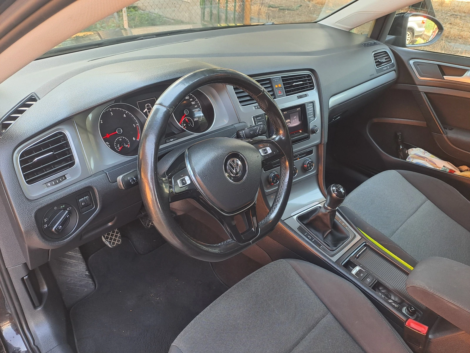 VW Golf 1.6 TDI, снимка 8 - Автомобили и джипове - 55559076