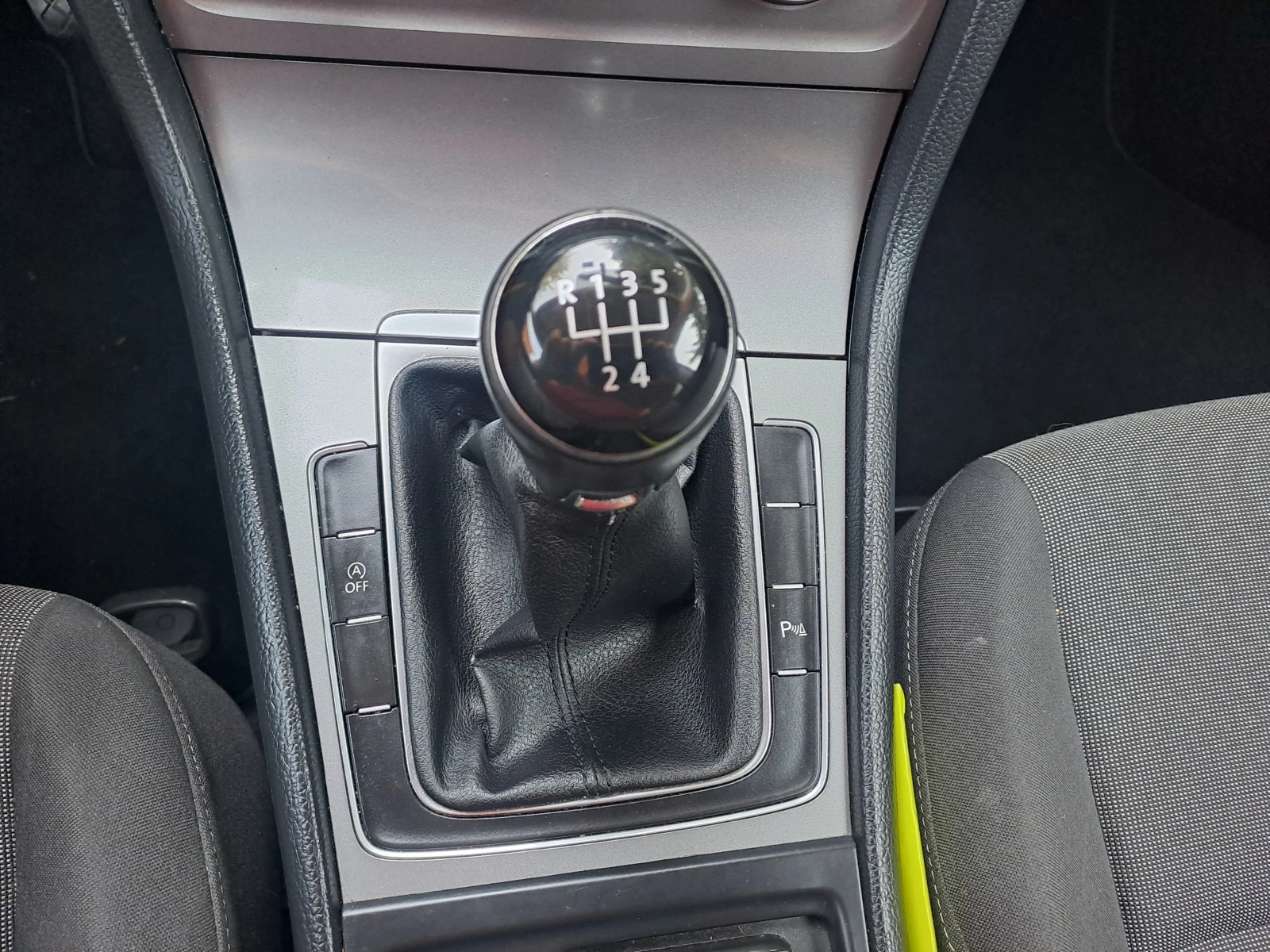 VW Golf 1.6 TDI, снимка 12 - Автомобили и джипове - 55559076