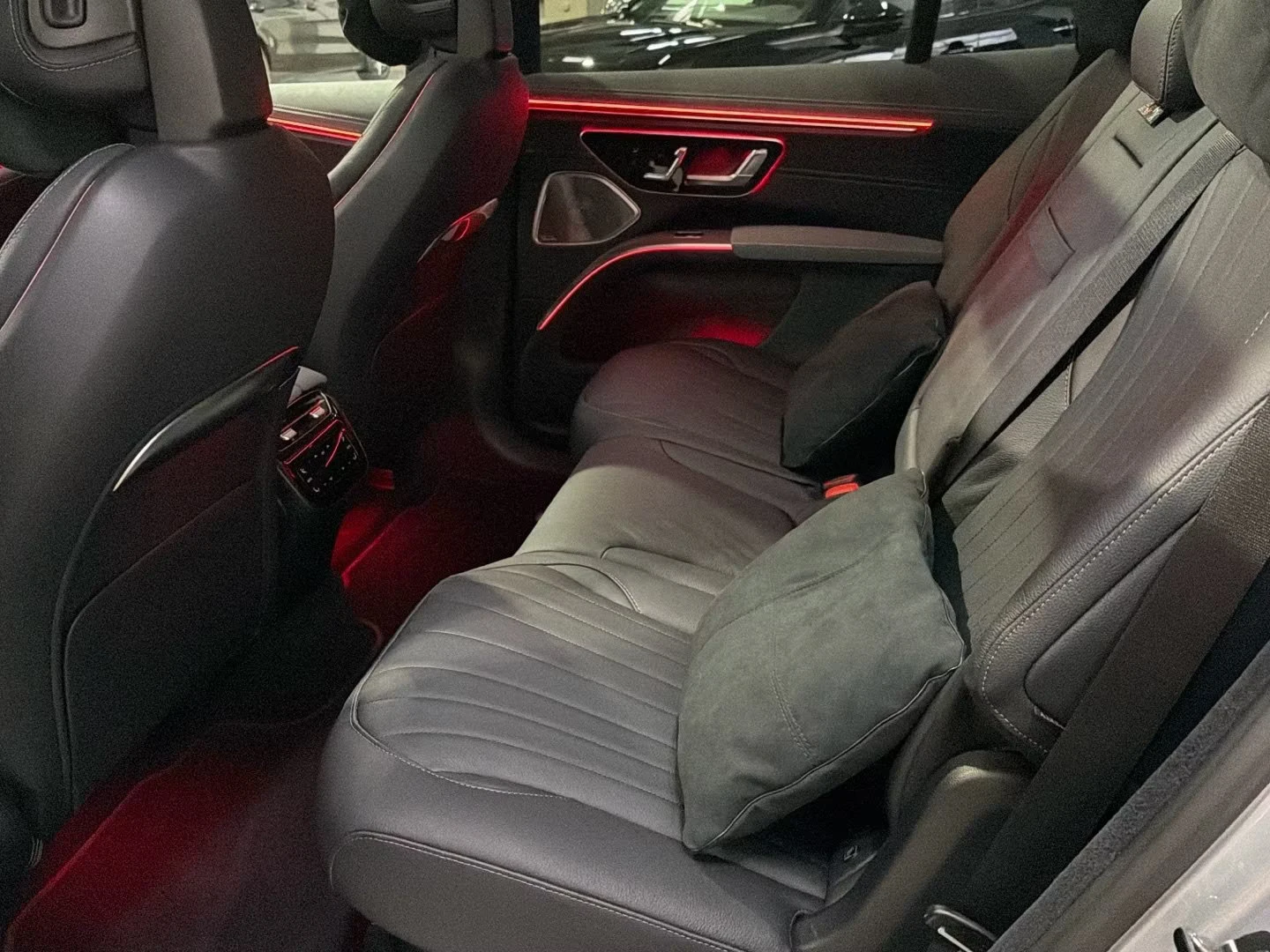 Mercedes-Benz EQS 450 SUV/360HP/AMG/NIGHT/PANO/HUD/360/AHK/BURM/576q, снимка 10 - Автомобили и джипове - 55584240