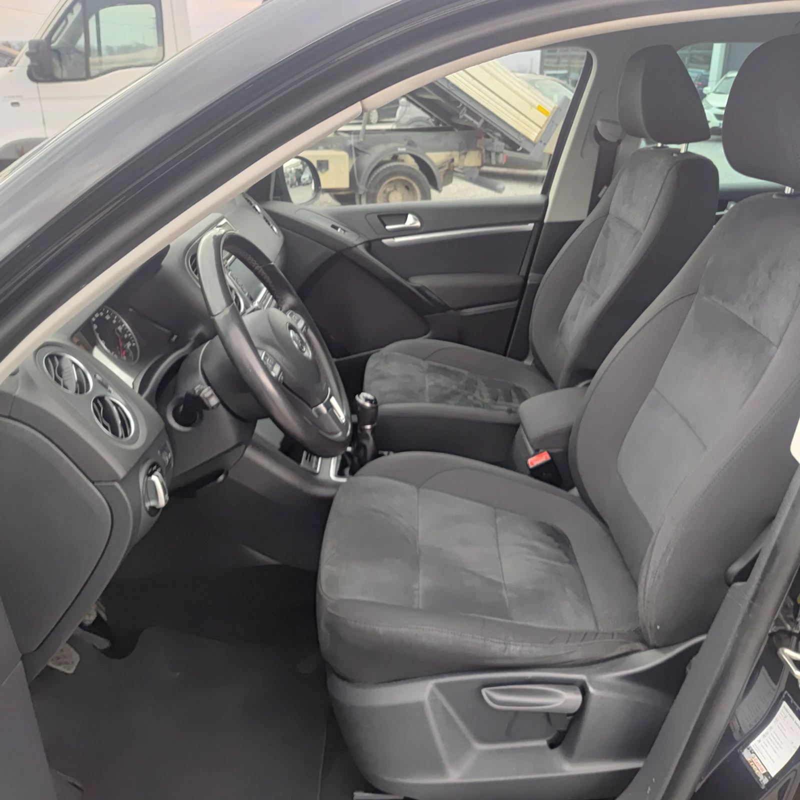 VW Tiguan 2.0TDI 140KS 4x4, снимка 7 - Автомобили и джипове - 54793795