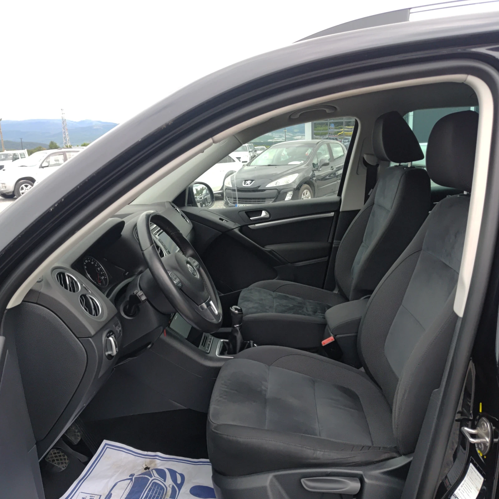 VW Tiguan 2.0TDI 140KS 4x4, снимка 14 - Автомобили и джипове - 54793795