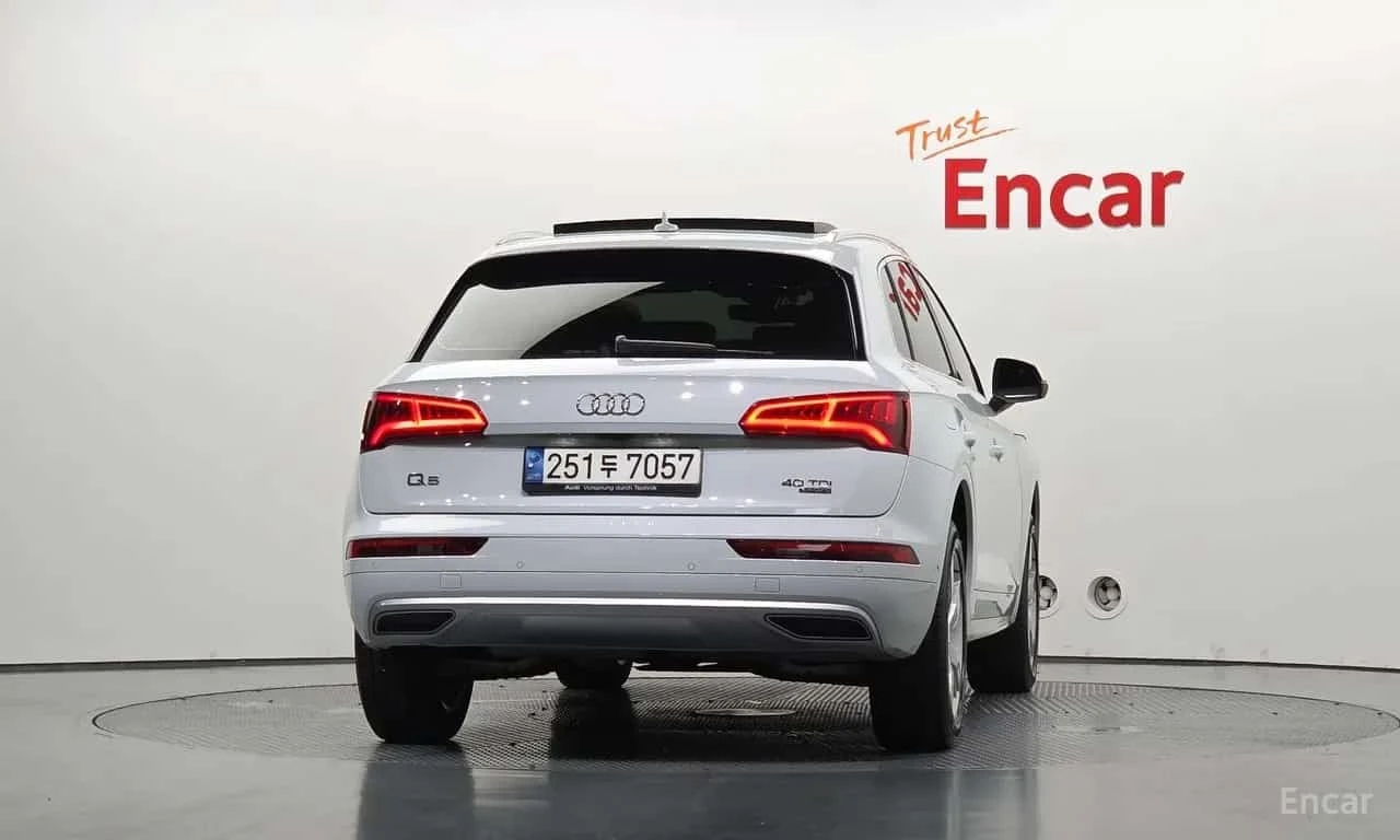 Audi Q5 * 40 TDI Quattro Premium * , снимка 4 - Автомобили и джипове - 56329977