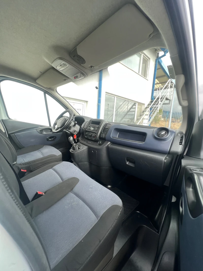 Opel Vivaro Товаропътнически / 6-места / Климатик , снимка 11 - Бусове и автобуси - 51882438