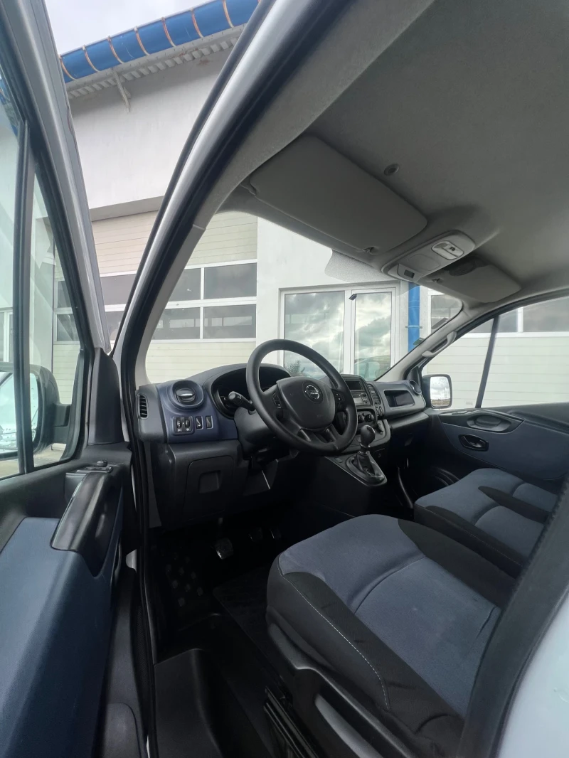 Opel Vivaro Товаропътнически / 6-места / Климатик , снимка 12 - Бусове и автобуси - 51882438