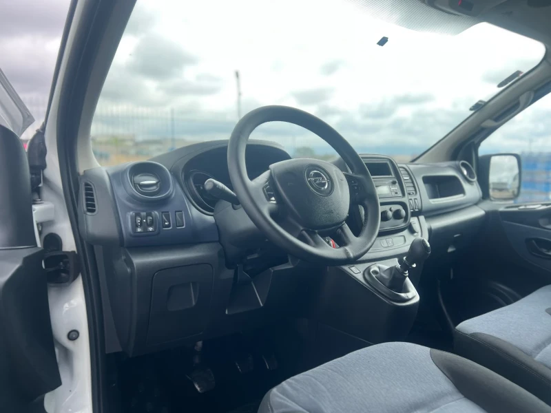 Opel Vivaro Товаропътнически / 6-места / Климатик , снимка 13 - Бусове и автобуси - 51882438