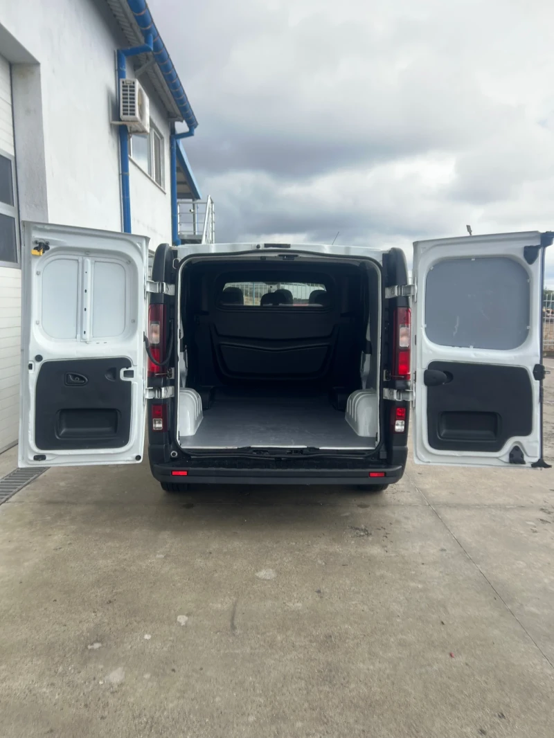 Opel Vivaro Товаропътнически / 6-места / Климатик , снимка 8 - Бусове и автобуси - 51882438