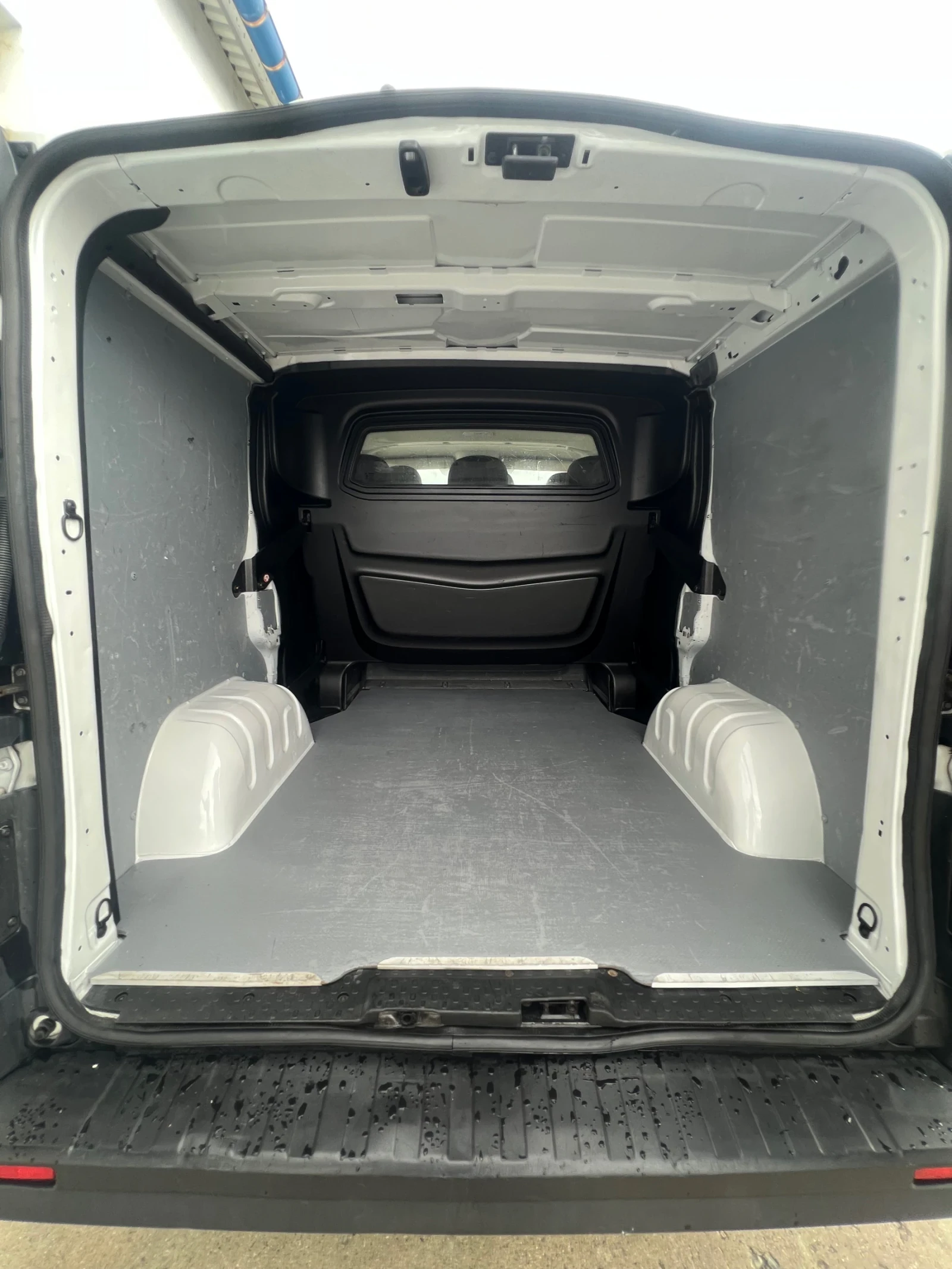 Opel Vivaro Товаропътнически / 6-места / Климатик  - изображение 9