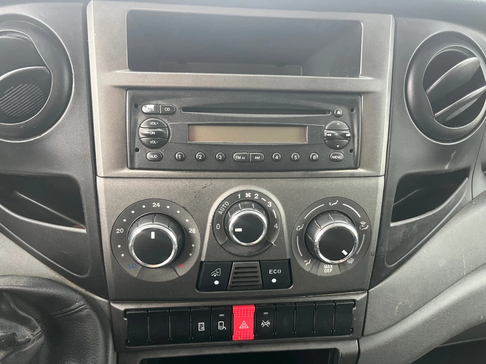 Iveco 35c15 MAXI.XXL.Климатроник.Хубав!!!Собствен лизинг!!!, снимка 14 - Бусове и автобуси - 53878771