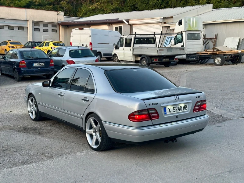 Mercedes-Benz E 220, снимка 7 - Автомобили и джипове - 52646175