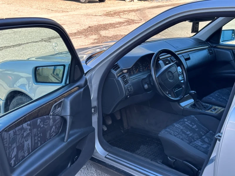 Mercedes-Benz E 220, снимка 9 - Автомобили и джипове - 52646175