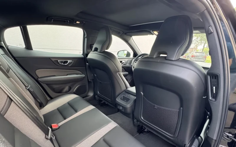 Volvo S60 B4/197HP/PLUS/DARK/360/PANO/H&K/712v, снимка 12 - Автомобили и джипове - 51652428