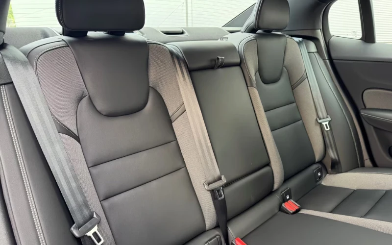 Volvo S60 B4/197HP/PLUS/DARK/360/PANO/H&K/712v, снимка 11 - Автомобили и джипове - 51652428