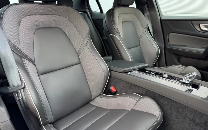 Volvo S60 B4/197HP/PLUS/DARK/360/PANO/H&K/712v, снимка 10 - Автомобили и джипове - 51652428