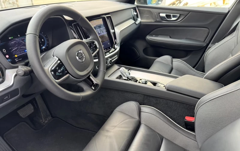 Volvo S60 B4/197HP/PLUS/DARK/360/PANO/H&K/712v, снимка 8 - Автомобили и джипове - 51652428