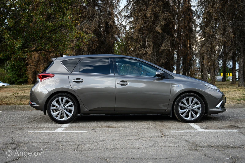 Toyota Auris 1.8 VVTi Hybrid, снимка 7 - Автомобили и джипове - 52330815
