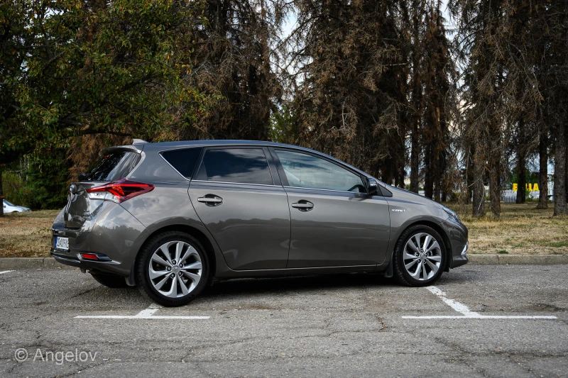 Toyota Auris 1.8 VVTi Hybrid, снимка 6 - Автомобили и джипове - 52330815