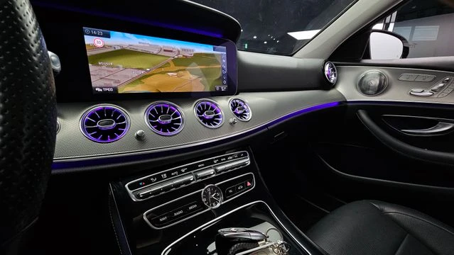 Mercedes-Benz E 300 burmester* multibeam led* Parking Assist, снимка 11 - Автомобили и джипове - 54941331