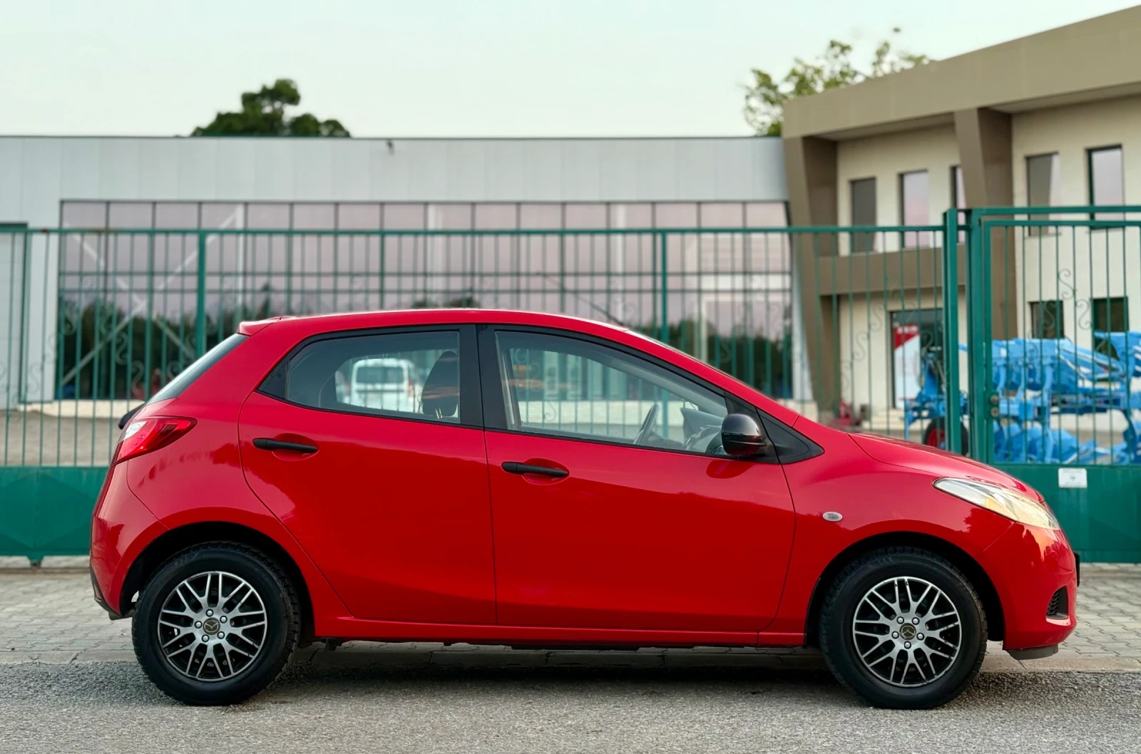 Mazda 2 1.3i~75hp~КЛИМАТИК~170000км!! - изображение 4