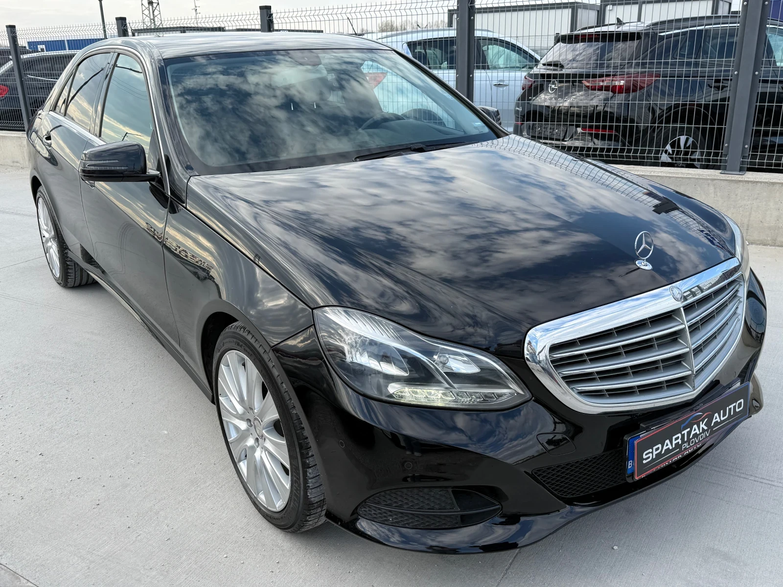 Mercedes-Benz E 220 D* 2015г* Топ Състояние* Автоматик* 227.000КМ* Сер, снимка 3 - Автомобили и джипове - 53990880