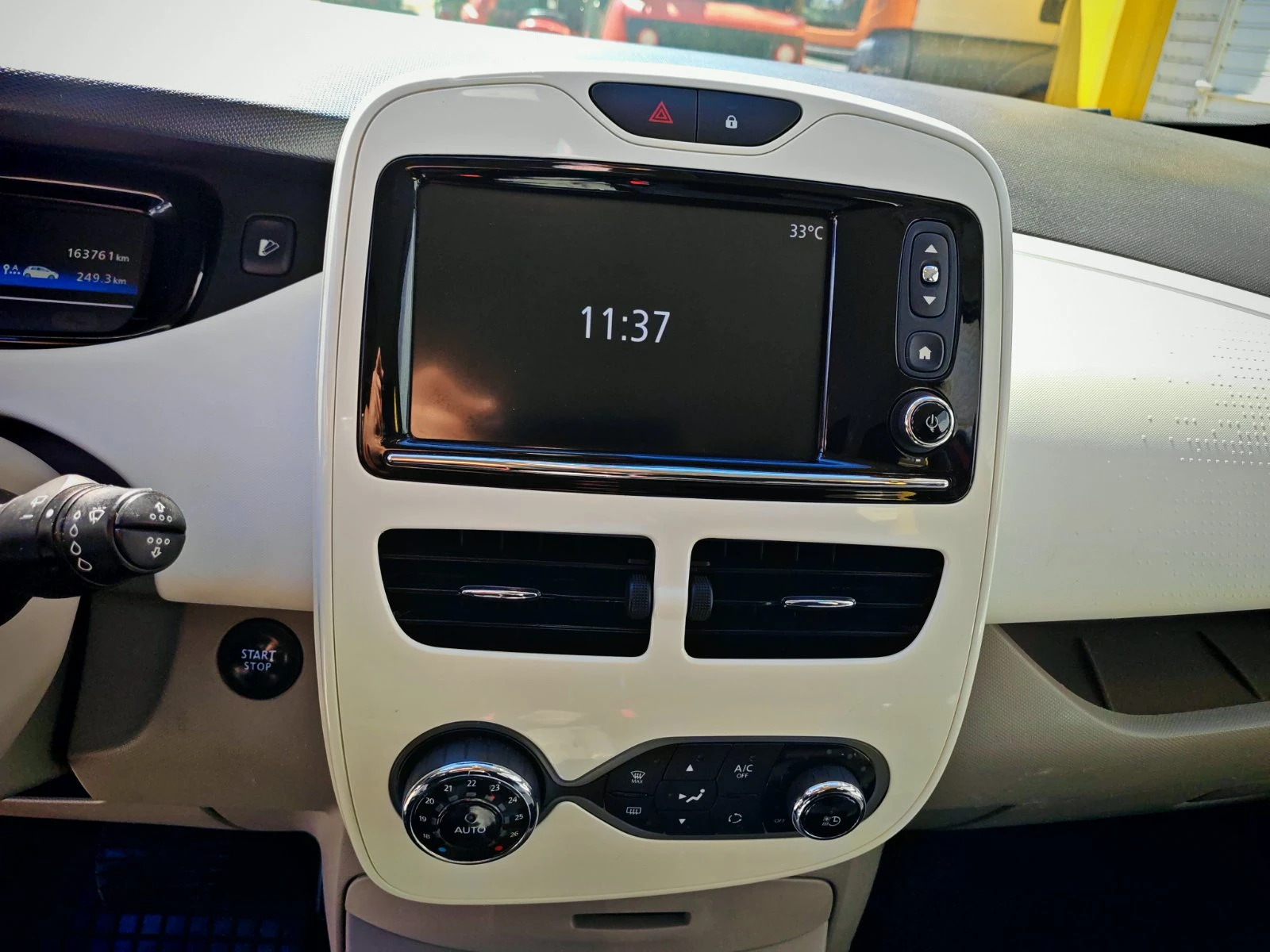 Renault Zoe, снимка 17 - Автомобили и джипове - 56126134