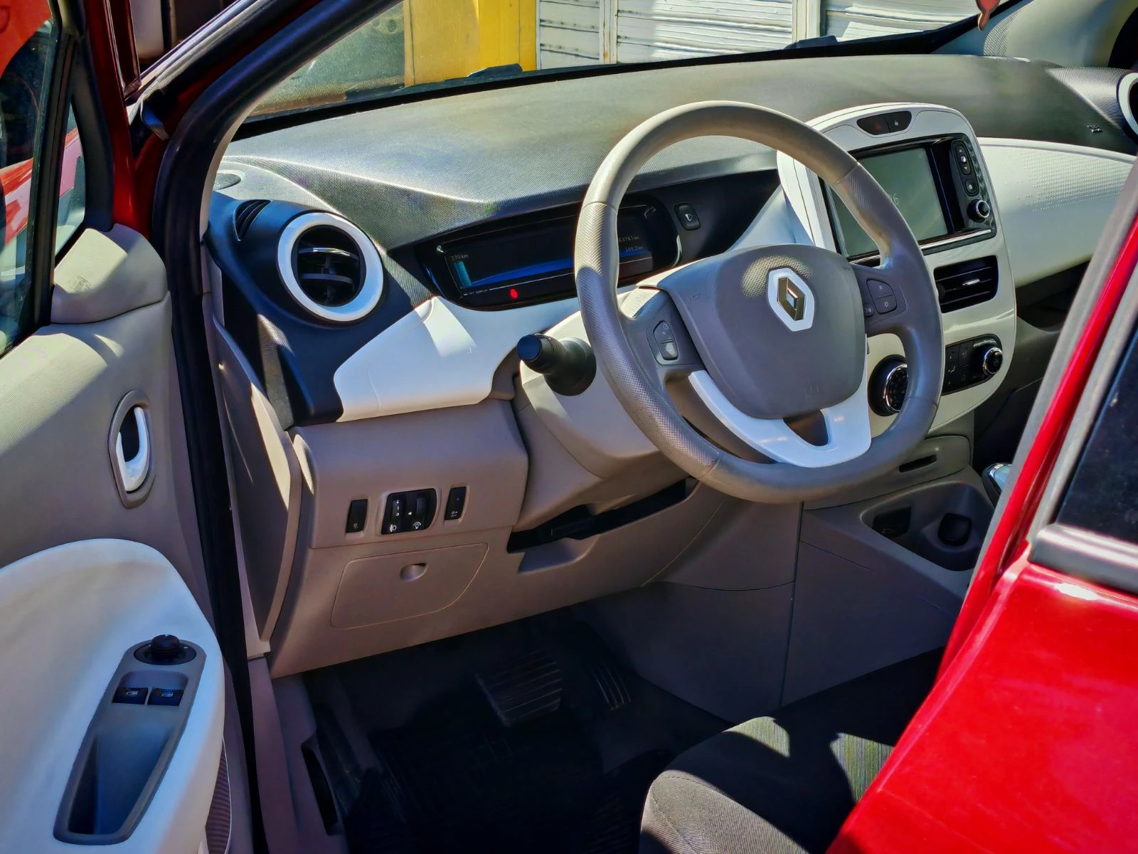 Renault Zoe, снимка 13 - Автомобили и джипове - 56126134