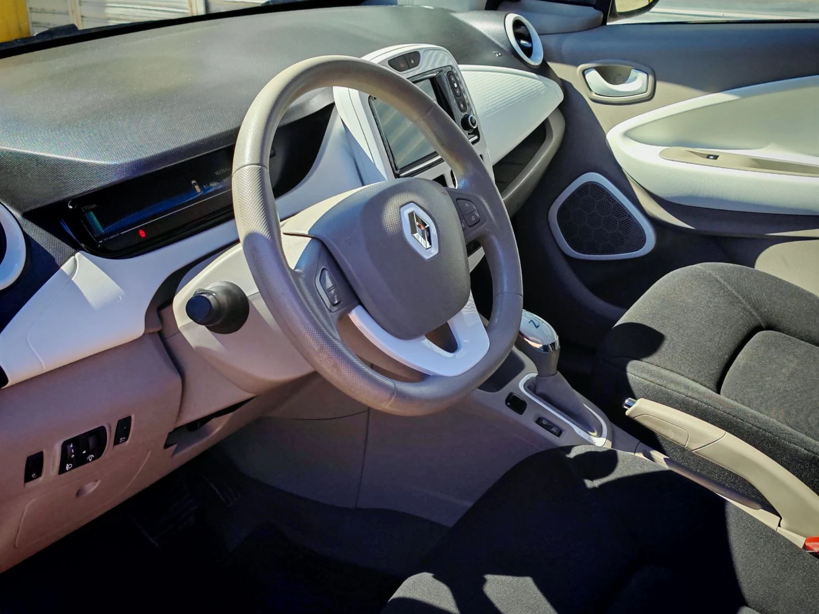 Renault Zoe, снимка 15 - Автомобили и джипове - 56126134