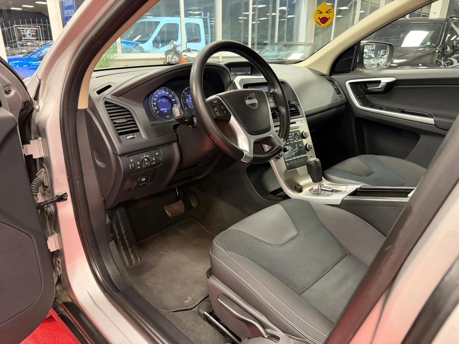 Volvo XC60 D5 | 2.4d 175кс | Автоматик | AWD, снимка 11 - Автомобили и джипове - 54724704