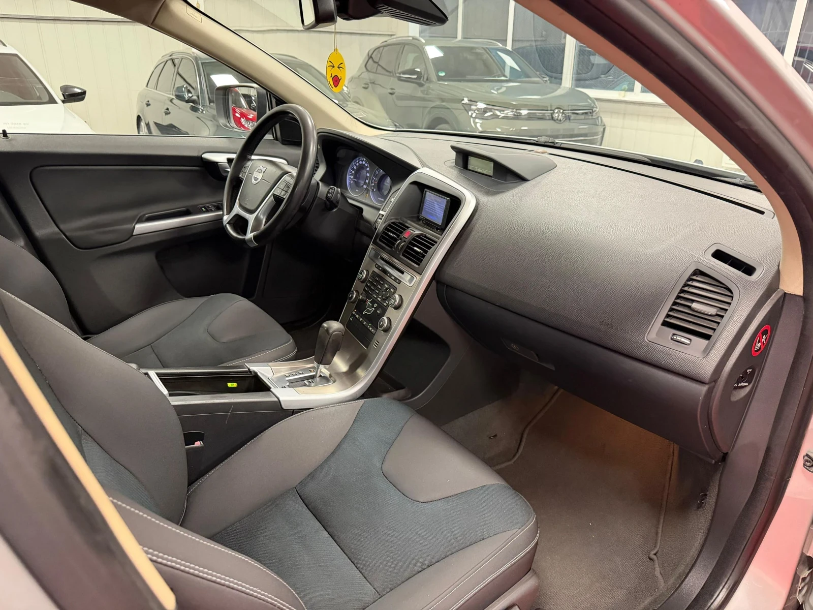 Volvo XC60 D5 | 2.4d 175кс | Автоматик | AWD, снимка 12 - Автомобили и джипове - 54724704