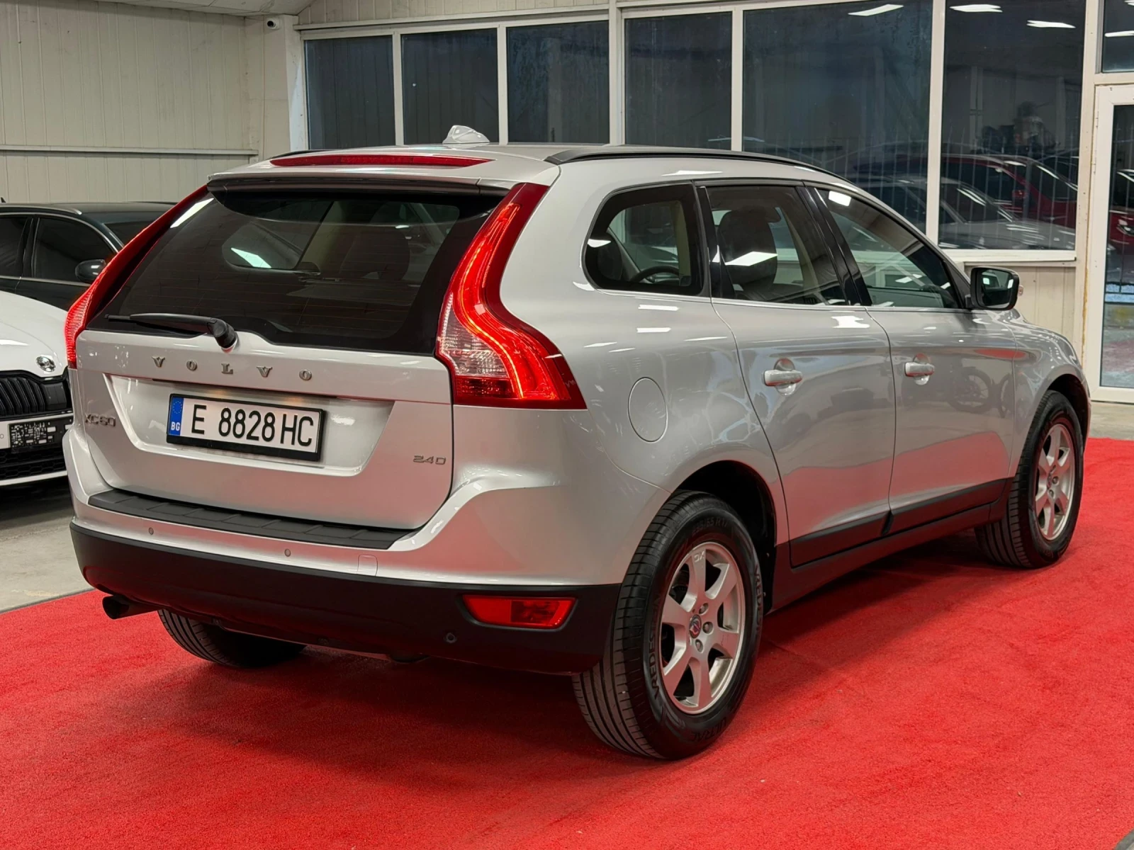 Volvo XC60 D5 | 2.4d 175кс | Автоматик | AWD, снимка 6 - Автомобили и джипове - 54724704