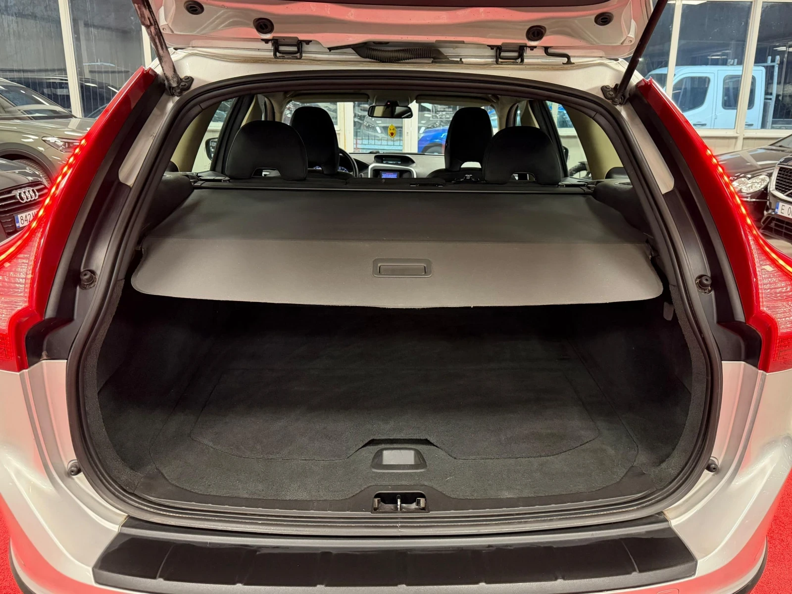 Volvo XC60 D5 | 2.4d 175кс | Автоматик | AWD, снимка 17 - Автомобили и джипове - 54724704