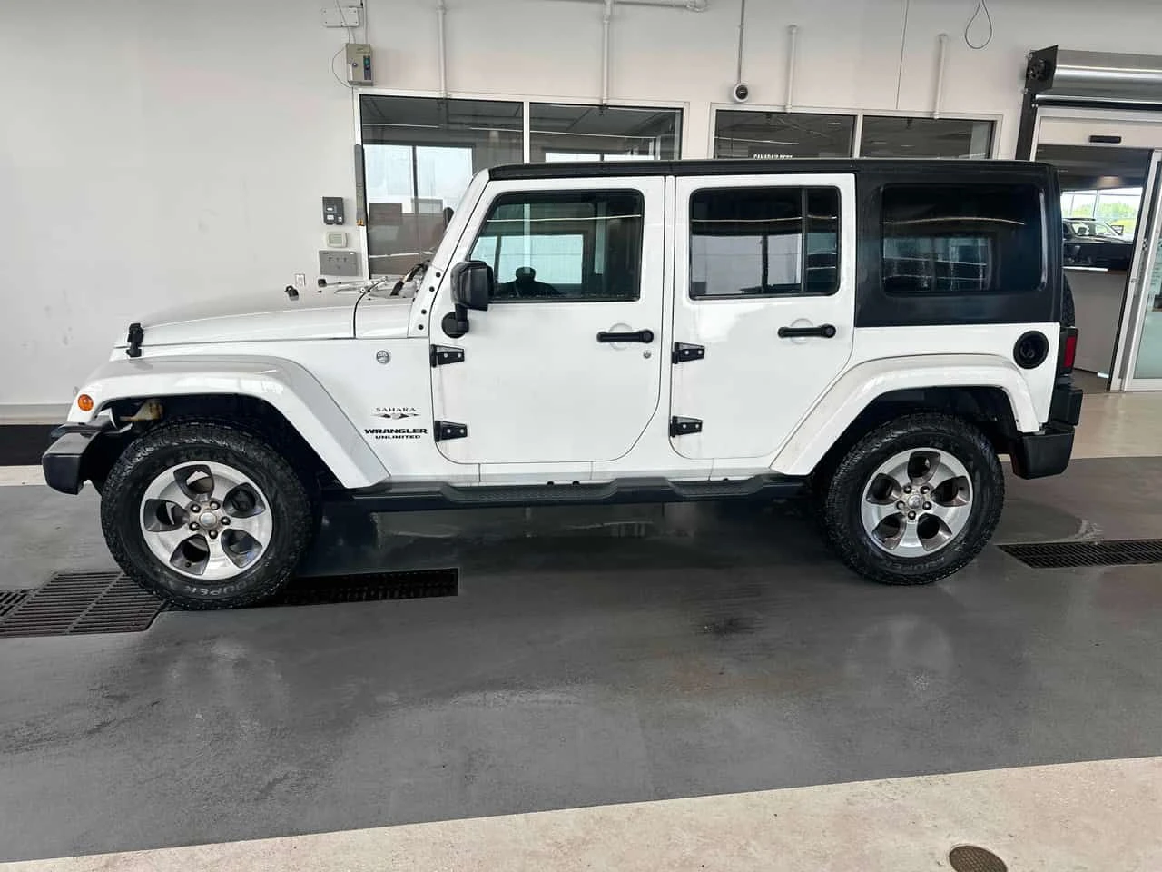 Jeep Wrangler * Sahara * АВТОКРЕДИТ БЕЗ ПЪРВОНАЧАЛНА ВНОСКА* , снимка 2 - Автомобили и джипове - 55242013